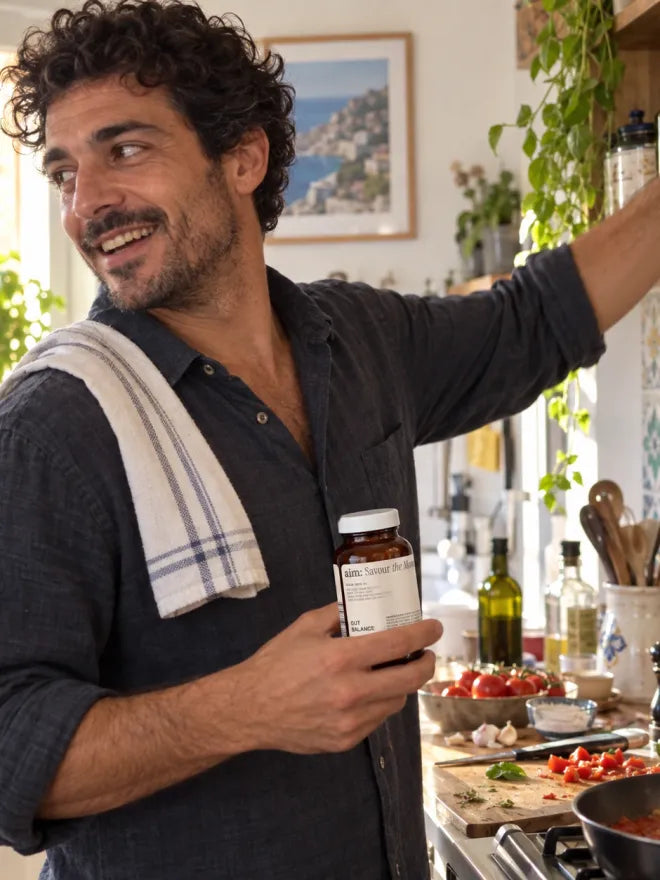 Una persona che cucina con in mano un flacone di AIM Mood Balance